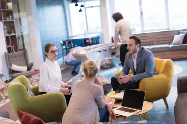 Modern ofis binasında Girişim İş Takımı Toplantısı