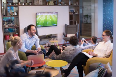 Modern ofis binasında Girişim İş Takımı Toplantısı