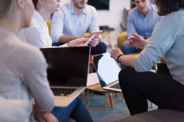 Modern ofis binasında Girişim İş Takımı Toplantısı