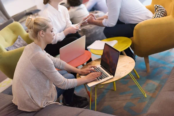 Grupo Jóvenes Empresarios Discutiendo Plan Negocios Moderno Edificio Oficinas Startups — Foto de Stock