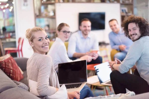 Groupe Jeunes Gens Affaires Discutant Plan Affaires Immeuble Bureaux Démarrage — Photo