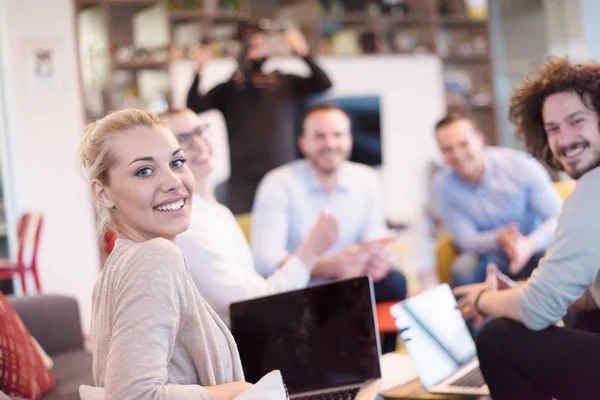 Startup Business Team na setkání v moderní kancelářské budově — Stock fotografie