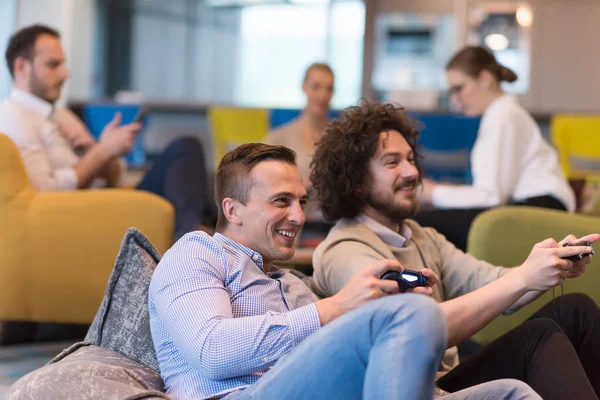 Opstarten Office werknemers Playing computerspelletjes — Stockfoto