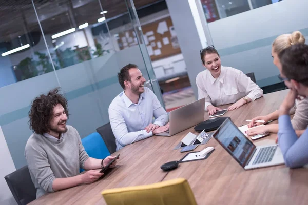 Startup Business Team op een bijeenkomst in een modern kantoorgebouw — Stockfoto