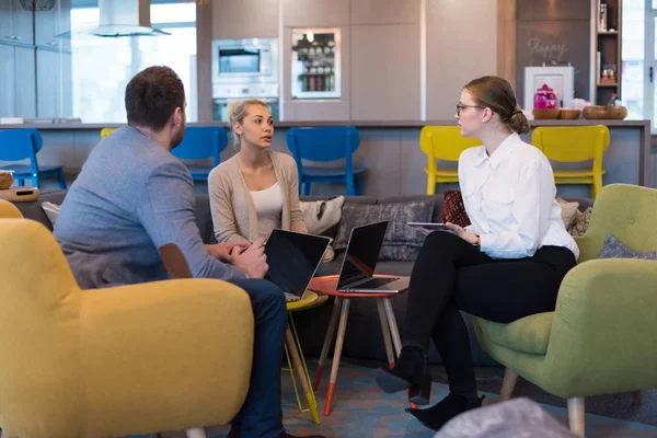 Startup Business Team På ett möte i modern kontorsbyggnad — Stockfoto