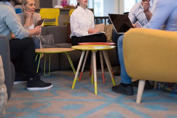 Стартап бизнес-команда на встрече в современном офисном здании — стоковое фото