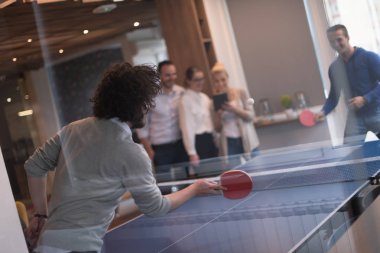 başlangıç iş takım ping pong tenis oynamaya
