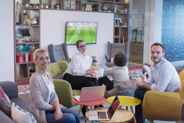 Startup-Business-Team bei einem Treffen in einem modernen Bürogebäude — Stockfoto