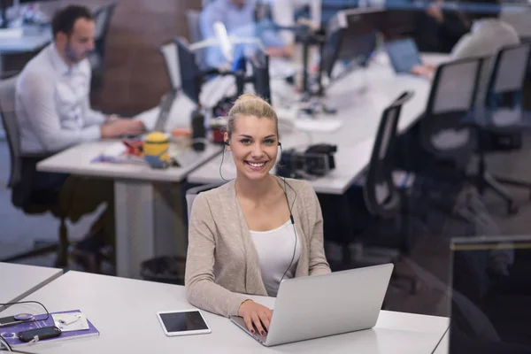 Бізнес-леді, використовуючи ноутбук в стартовому офісі — стокове фото