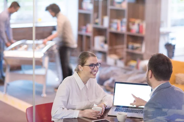 Startup üzleti csapat dolgozik a laptop kreatív hivatalban — Stock Fotó