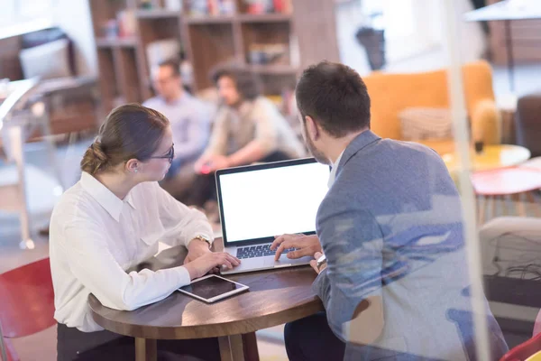 Équipe d'affaires Travailler avec un ordinateur portable dans un bureau créatif — Photo