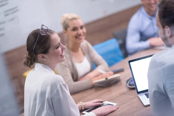 Startup Business Team ad un meeting in un moderno edificio per uffici — Foto Stock