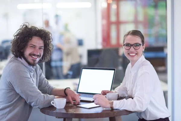 Startup Equipo de negocios Trabajando con laptop en oficina creativa — Foto de Stock