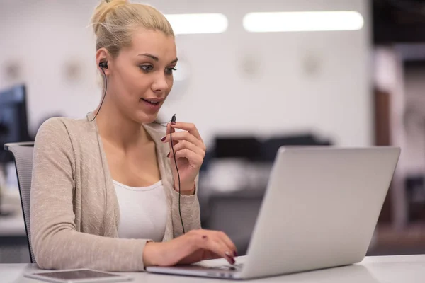 Donna d'affari che utilizza un computer portatile nell'ufficio startup — Foto Stock