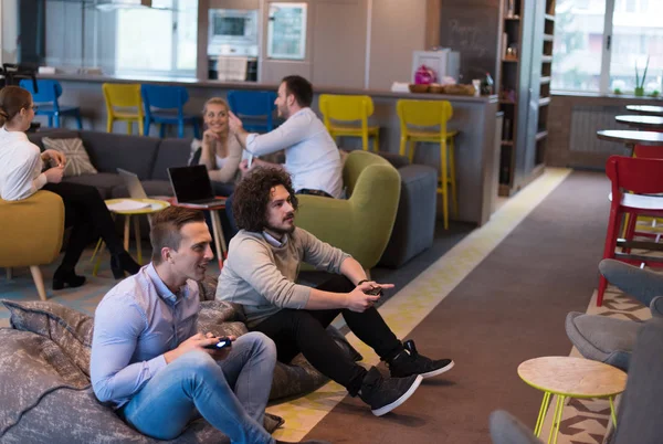 Start-up-Büroangestellte spielen Computerspiele — Stockfoto