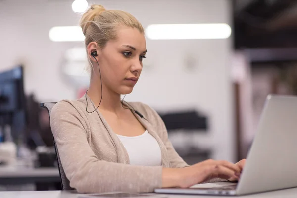 Mujer de negocios utilizando un ordenador portátil en la oficina de inicio — Foto de Stock