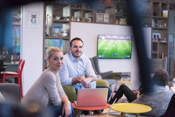 L'équipe de démarrage d'entreprise à une réunion dans un immeuble de bureaux moderne — Photo