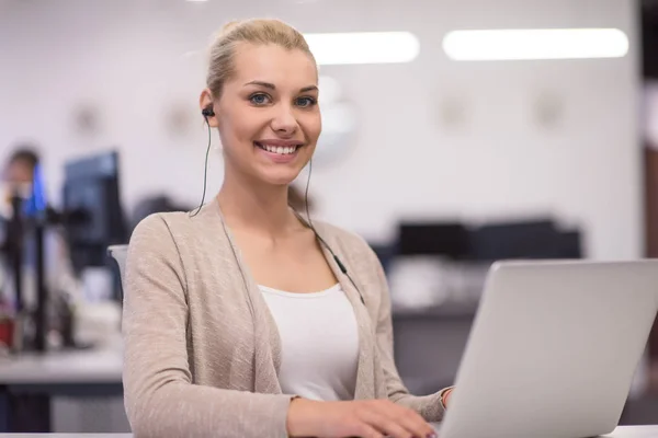 Business woman using a laptop in startup office — стоковое фото