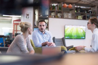 Modern ofis binasında Girişim İş Takımı Toplantısı