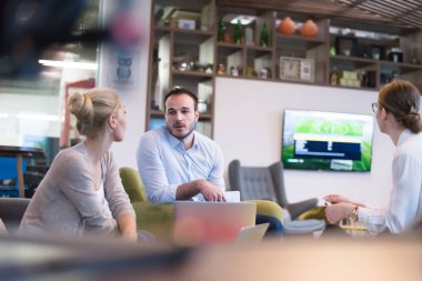 Modern ofis binasında Girişim İş Takımı Toplantısı