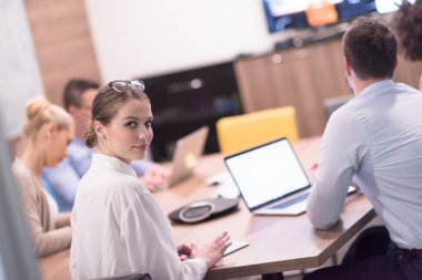 Modern ofis binasında Girişim İş Takımı Toplantısı