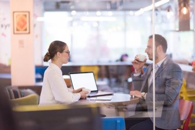 yaratıcı Office Başlangıç iş takım çalışma ile dizüstü