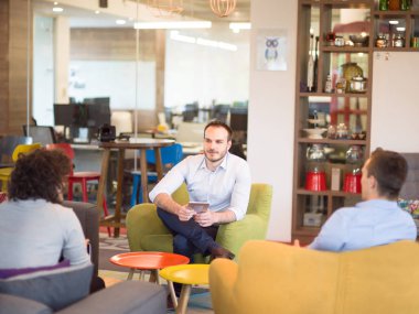 Modern ofis binasında Girişim İş Takımı Toplantısı