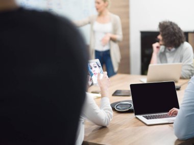 Modern ofis binasında Girişim İş Takımı Toplantısı