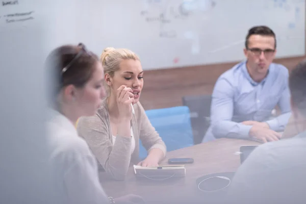 Startup Business Team Σε συνάντηση στο σύγχρονο κτίριο γραφείων — Φωτογραφία Αρχείου