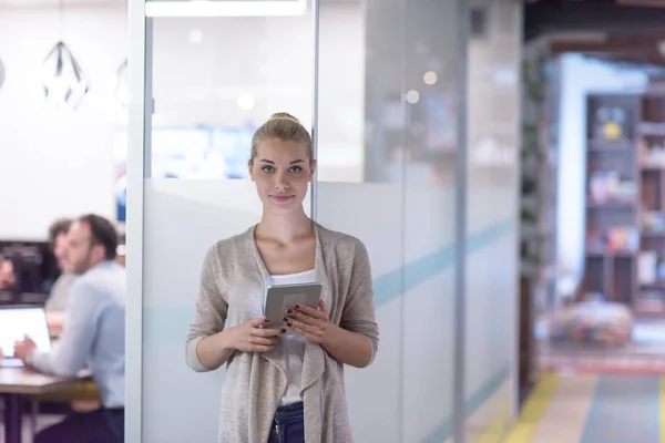 Business kvinna använder Digital tablett framför start Office — Stockfoto