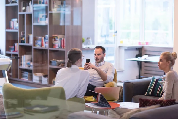 L'équipe de démarrage d'entreprise à une réunion dans un immeuble de bureaux moderne — Photo