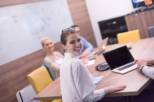 Startup Business Team Σε συνάντηση στο σύγχρονο κτίριο γραφείων — Φωτογραφία Αρχείου