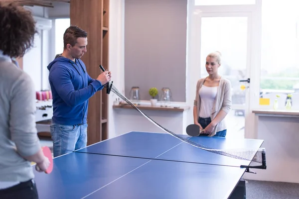 Startup üzleti csapat játszik ping pong tenisz — Stock Fotó