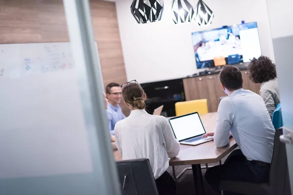 L'équipe de démarrage d'entreprise à une réunion dans un immeuble de bureaux moderne — Photo