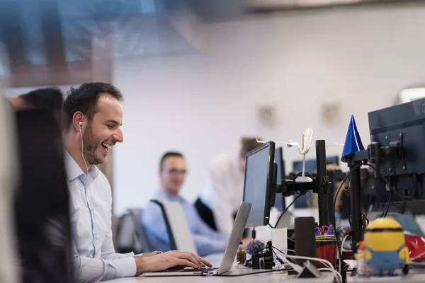 Uomo d'affari che lavora con un computer portatile in ufficio startup — Foto Stock