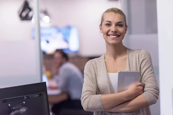 Femme d'affaires utilisant la tablette numérique devant le bureau de démarrage — Photo