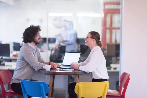 Start verksamhet team arbetar med laptop i kreativa kontor — Stockfoto