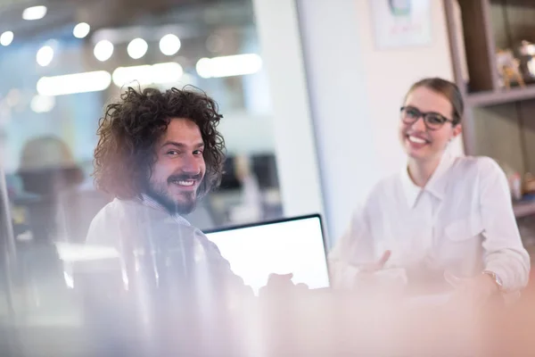 Startup Business team Travailler avec un ordinateur portable dans un bureau créatif — Photo