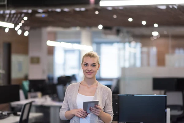 Mujer de negocios usando tableta digital en frente de la oficina de inicio — Foto de Stock