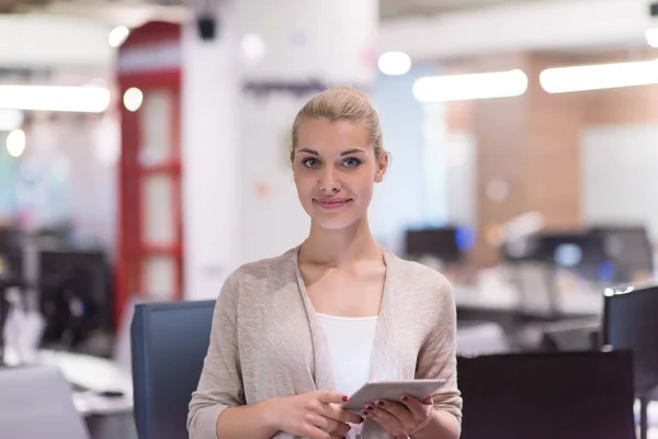 Mujer de negocios usando tableta digital en frente de la oficina de inicio — Foto de Stock