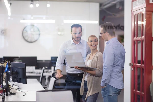 Geschäftsteam arbeitet mit Laptop im kreativen Büro — Stockfoto