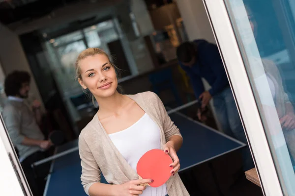 Start business-team spela ping pong tennis — Stockfoto