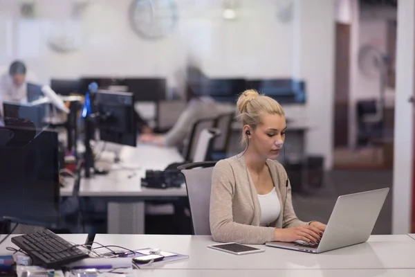 Donna d'affari che utilizza un computer portatile nell'ufficio startup — Foto Stock