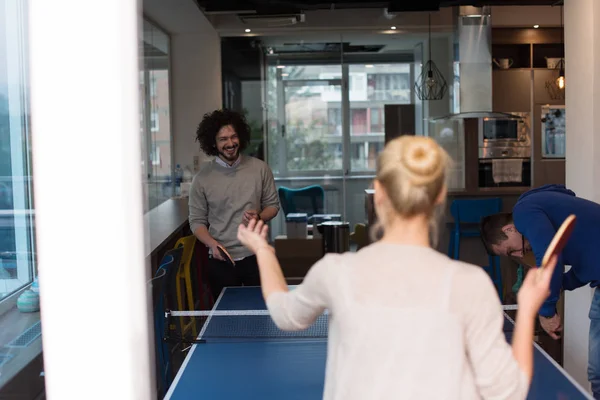 Startup üzleti csapat játszik ping pong tenisz — Stock Fotó
