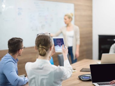 Modern ofis binasında Girişim İş Takımı Toplantısı