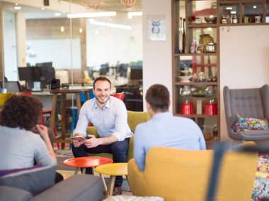 Modern ofis binasında Girişim İş Takımı Toplantısı