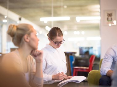 Modern ofis binasında Girişim İş Takımı Toplantısı