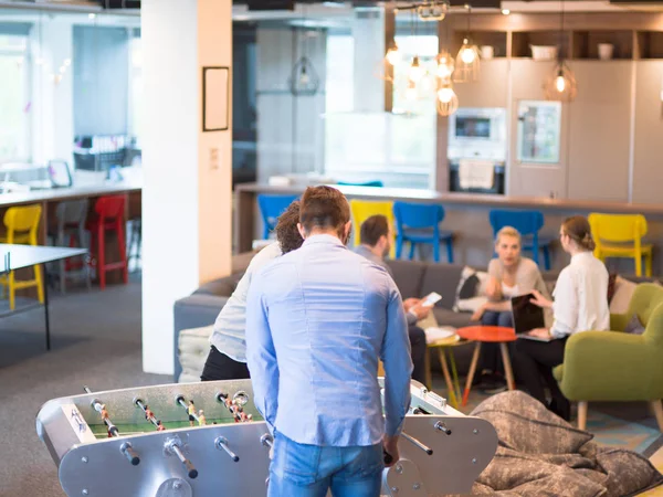 Les gens de bureau apprécient le jeu de football de table — Photo