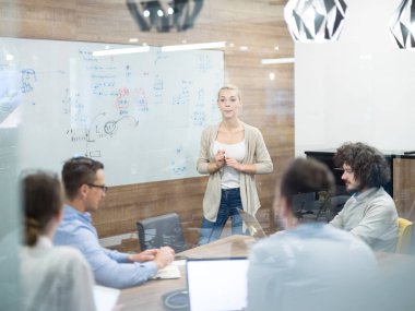 Başlangıç iş takım toplantısı 