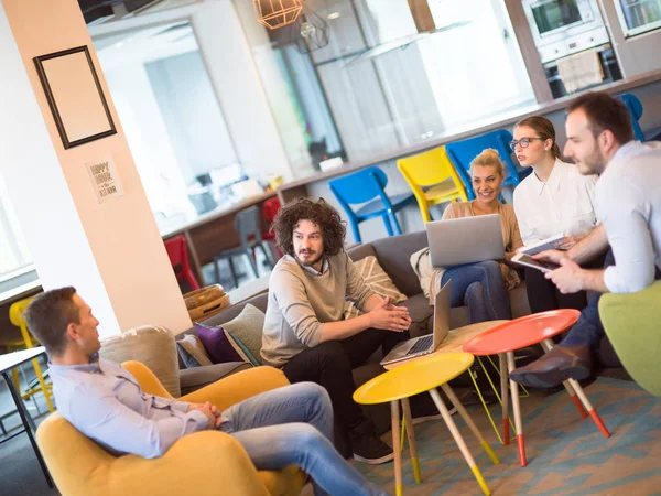 Opstarten bedrijf Team tijdens bijeenkomst — Stockfoto